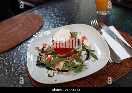 Piatto di insalata caprese in un ristorante italiano Foto Stock