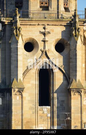 Arco Gotico e finestra dettaglio del campanile o campana Torre Aix Cattedrale (c12-c 16) o Cathédrale Saint-Sauveur Aix-en-Provence Provenza Francia Foto Stock