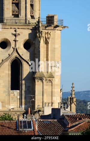 Arco Gotico e finestra dettaglio del campanile o campana Torre Aix Cattedrale (c12-c 16) o Cathédrale Saint-Sauveur Aix-en-Provence Provenza Francia Foto Stock