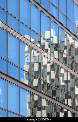 Riflessione del Museo FRAC progettato da Kengo Kuma Ufficio vetro edificio Marsiglia Provenza Francia Foto Stock