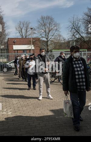 Hannover, Germania. 16 Apr 2021. I fedeli tengono i loro tappetini di preghiera mentre si accodano per entrare nella moschea di El-Ummah per le preghiere del venerdì durante la prima settimana di Ramadan. Per poter mantenere le distanze durante la preghiera, ci sono due preghiere del venerdì, ha detto. Circa 250,000 a 300,000 musulmani vivono in bassa Sassonia. Il mese di digiuno del Ramadan è iniziato quest'anno il 13 aprile e termina il 12 maggio. Credit: Eman Helal/dpa/Alamy Live News Credit: dpa Picture Alliance/Alamy Live News Foto Stock