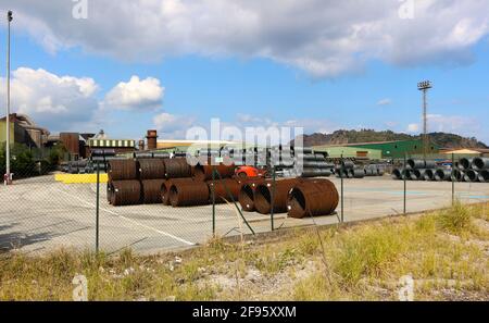 Filo di acciaio avvolto in attesa di essere spedito per l'esportazione in un cantiere all'aperto vicino alla fabbrica GSW Santander Cantabria Spagna Sunny Morning Foto Stock