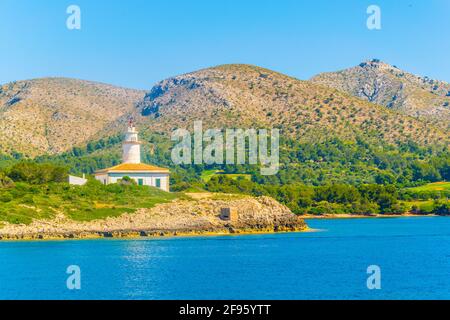 Far d'Alcanada nella baia di Alcudia, Maiorca, Spagna Foto Stock