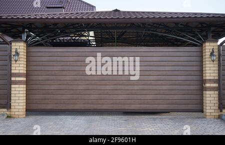 Ampi cancelli scorrevoli moderni Foto Stock