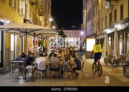 Ristorante riaperto. I clienti si siedono ai tavoli in un'area terrazza all'esterno del bar a Torino, Italia, luglio 2020. Foto Stock