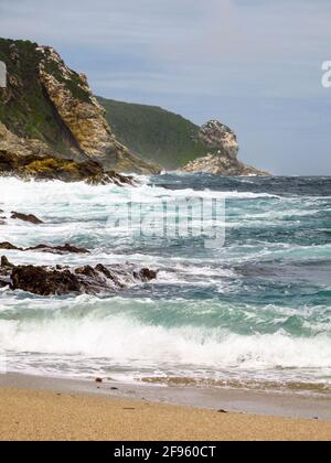 L'Oceano Indiano Meridionale, con le onde che frena sulla costa montagnosa di Tsitsikamma, Sud Africa Foto Stock