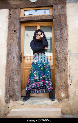 Francia, città medievale di Roanne. Bella ragazza giovane in abito blu e nero a piedi lungo la strada nella città vecchia. Concetto di viaggio e vanderlust. Molla Foto Stock