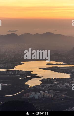 Splendida vista del tramonto sulla città dalla cima della foresta pluviale Foto Stock