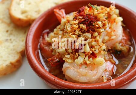 Delizioso spagnolo ben noto piatto di aglio Shrimps o Gambas al Ajillo Foto Stock