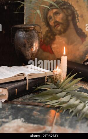 candele, uova in paited, rami di salice e bibbia. icona d'epoca. pasqua a casa Foto Stock