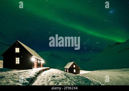 Aurora Borealis sopra cottage remoto di sci in Islanda su un notte limpida Foto Stock