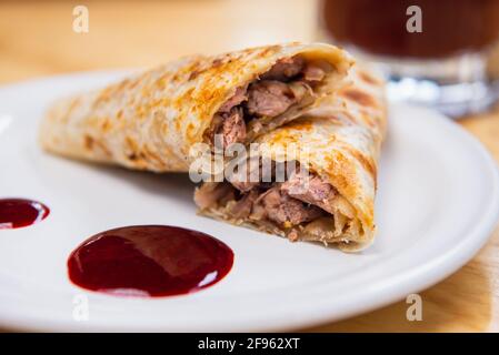 Burrito messicano e birra di michelada con succo di pomodoro con spazio di copia. Foto Stock