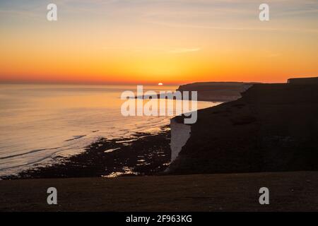 Guardando da Rough Brow sopra le sette Sorelle verso Seaford Testa e speranza Gap al crepuscolo (2) Foto Stock