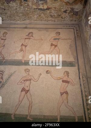 Donne che giocano sport, mosaico particolare dalla stanza con le ragazze in Bikini, Villa Romana del Casale Foto Stock