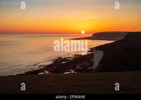 Guardando da Rough Brow sopra le sette Sorelle verso Seaford Testa e speranza Gap al crepuscolo (1) Foto Stock