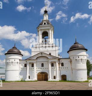 Campanile in pietra bianca con due torri del monastero di Avraamiev Epifania a Rostov il Grande, Russia Foto Stock