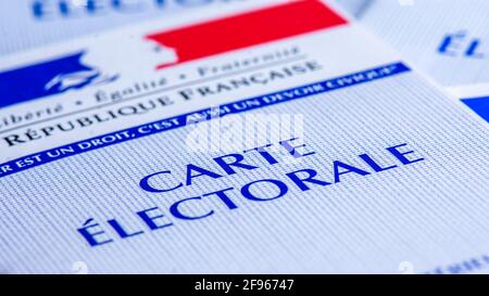 Scheda elettorale francese. Ogni elettore francese riceve una carta che permette loro di votare alle elezioni in Francia Foto Stock