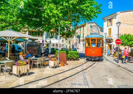 SOLLER, SPAGNA, 26 MAGGIO 2017: Il tram rosso tradizionale passa attraverso il centro di Soller a Maiorca, Spagna Foto Stock