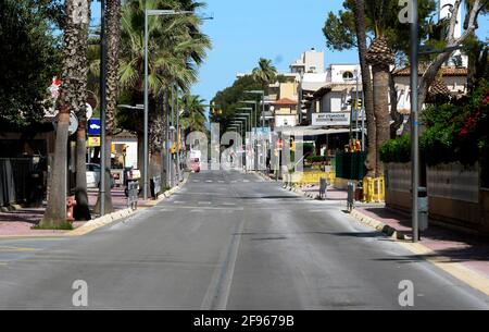Strade vuote a Playa de Palma, a Maiorca, durante il confinamento a causa della convida pandemia 19 nel maggio 2020 Foto Stock
