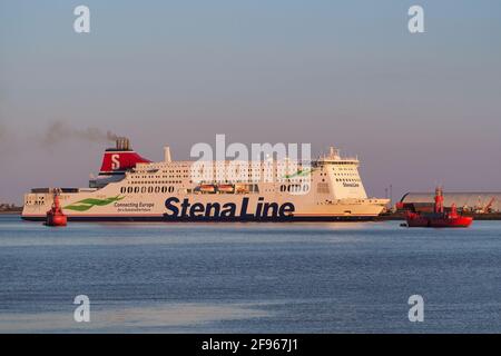 Harwich, Essex, traghetto Stena Hollandica passando dal porto e le navi rosse Foto Stock