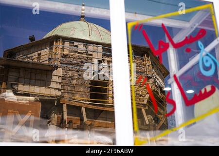 Mosul, Iraq. 16 Apr 2021. Un riflesso della cupola della Moschea al-Nuri su una chiglia da forno. La Moschea al-Nuri fu costruita nel 1,172 e che comprende anche il minareto di al-Hadba, è attualmente in fase di ricostruzione nel suo vecchio progetto da parte dell'UNESCO dopo essere stata distrutta durante la guerra contro l'Isis (Stato islamico dell'Iraq e della Siria). La moschea ebbe un significato simbolico per l'Isis, poiché il suo leader, Abu Bakr al-Baghdadi, dichiarò il cosiddetto califfato dall'interno della moschea. (Foto di Ismael Adnan/SOPA Images/Sipa USA) Credit: Sipa USA/Alamy Live News Foto Stock