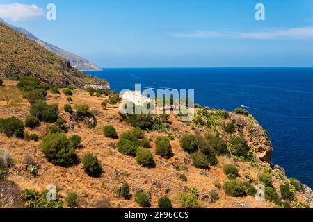 Vista aerea di una scogliera con erba secca e verde cespugli che crescono su di esso Foto Stock