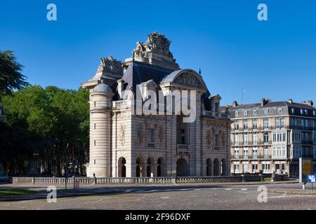 Lille, Francia - Giugno 23 2020: La Porte de Paris è un monumento ad arco costruito nel 17 ° secolo per commemorare la cattura di Luigi XVI della città. Foto Stock