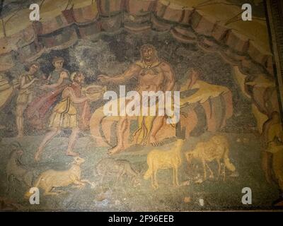 Polifemo e Ulisse al centro del mosaico del vestibolo di Polifemo, Villa Romana del Casale Foto Stock