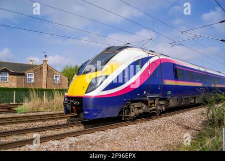 Unità diesel multipla di classe 180 sulla linea principale della costa orientale del treno che passa per Holme, Regno Unito. British Rail classe 180 di unità multiple diesel-idrauliche Foto Stock