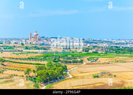 Veduta aerea di Xewkija con la rotonda di San Giovanni Battista, Gozo, Malta Foto Stock