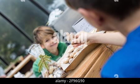 I bambini che si cforno a Natale, panetteria per bambini Foto Stock