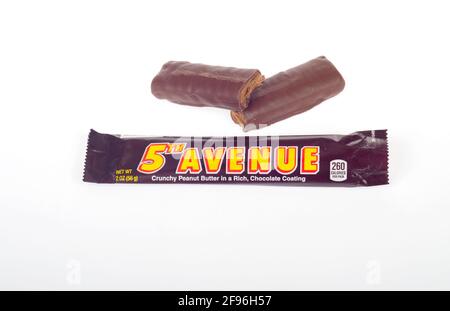 5th Avenue Candy Bar dalla Hershey Company con Peanut Crunch burro e cioccolato al latte fuori del Wrapper isolato su Bianco Foto Stock