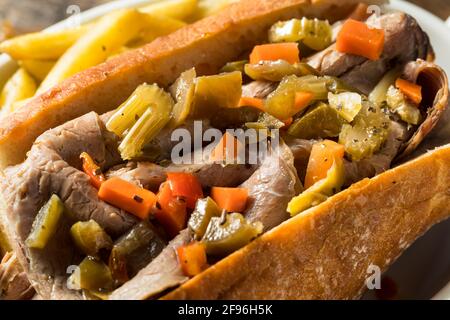 Panino di manzo italiano fatto in casa a Chicago con Giardanarra e Fries Foto Stock