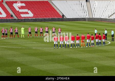 Giocatori e funzionari osservano un silenzio di due minuti in memoria di sua altezza reale, il principe Filippo Duca di Edimburgo - Sunderland contro Charlton Athletic, Sky Bet League One, Stadium of Light, Sunderland, UK - 10 aprile 2021 solo per uso editoriale - si applicano le restrizioni DataCo Foto Stock