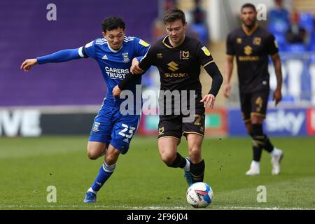 Andre Dozell di Ipswich Town e Daniel Harvie di Milton Keynes Dons - Ipswich Town contro Milton Keynes Dons, Sky Bet League One, Portman Road, Ipswich, UK - 10 aprile 2021 solo per uso editoriale - si applicano restrizioni DataCo Foto Stock