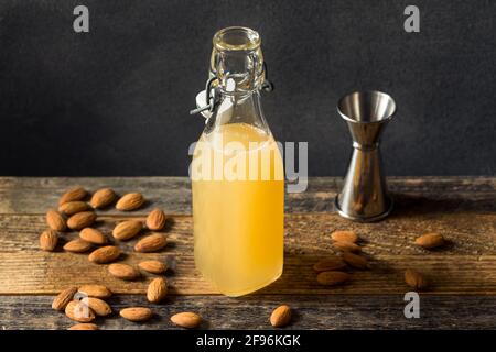Sciroppo d'Orgeat alle mandorle dolce e rinfrescante per cocktail Foto Stock