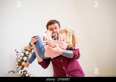 Padre tiene la piccola figlia tra le sue braccia. Foto Stock