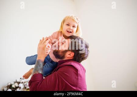 Padre tiene la piccola figlia tra le sue braccia. Foto Stock