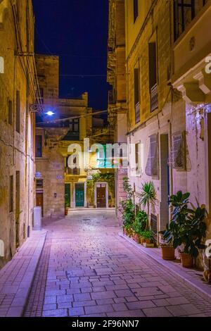 Vista notturna di una strada stretta a Birgu, Malta Foto Stock