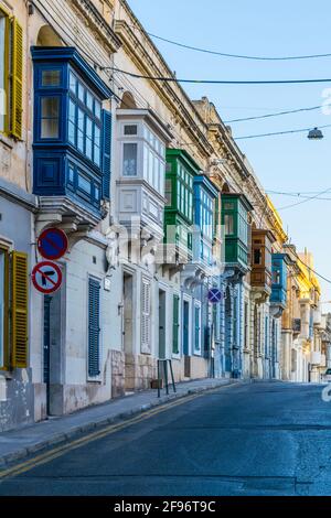 Facciate di case storiche nel centro storico di Sliema, Malta Foto Stock