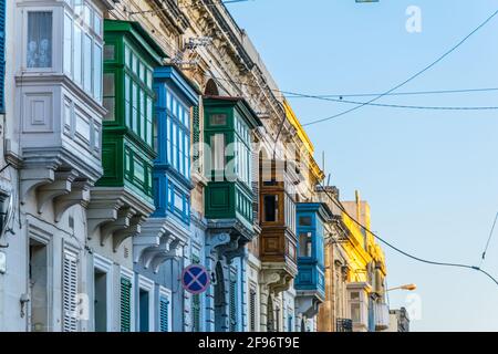 Facciate di case storiche nel centro storico di Sliema, Malta Foto Stock
