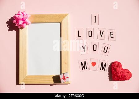 Frase IO AMO MOM fatto di lettere su sfondo cartaceo. Buon giorno della Madre Foto Stock