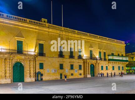 Vista notturna del Palazzo Grandmaster a la Valletta, Malta Foto Stock