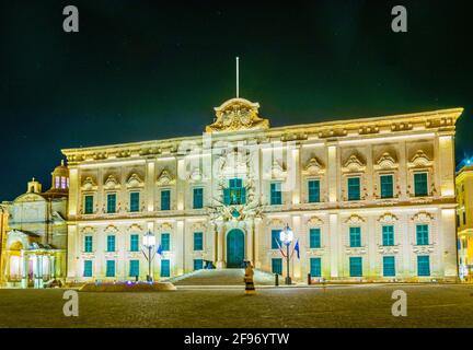 Vista notturna dell'auberge de Castille, sede del primo ministro maltese, a la Valletta Foto Stock