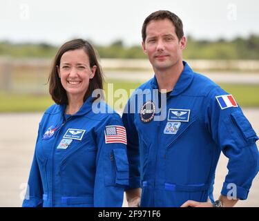 L'astronauta della NASA Megan McArthur e l'astronauta dell'ESA Thomas Pesquet (da l a r) si mettono in posa per i media presso il KSC Landing Facility presso il Kennedy Space Center, Florida, venerdì 16 aprile 2021. L'equipaggio si prepara a lanciare una missione alla Stazione spaziale Internazionale. Foto di Joe Marino/UPI Credit: UPI/Alamy Live News Foto Stock