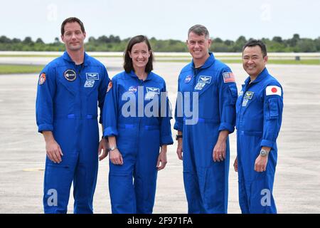 L'astronauta dell'ESA Thomas Pesquet, gli astronauti della NASA Megan McArthur e Shane Kimbrough e l'astronauta della JAXA Akihiko Hoshide (da l a r) si mettono in posa per i media presso lo sbarco del KSC presso il Kennedy Space Center, Florida, venerdì 16 aprile 2021. L'equipaggio si prepara a lanciare una missione alla Stazione spaziale Internazionale. Foto di Joe Marino/UPI Credit: UPI/Alamy Live News Foto Stock