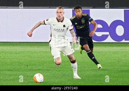 Rick Karsdorp di Roma (L) vies per la palla con David Neres di Ajax (R) durante la UEFA Europa League, quarti di finale, seconda tappa di calcio tra AS Roma e AFC Ajax il 15 aprile 2021 allo Stadio Olimpico di Roma, Italia - Foto Federico Proietti / DPPI Foto Stock