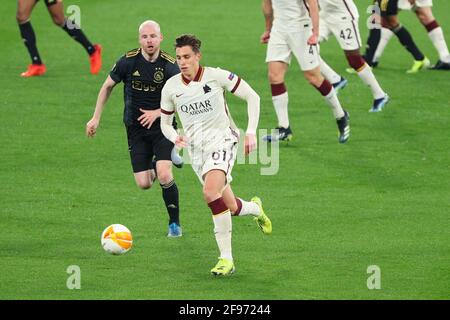 Davy Klaassen di Ajax (L) vies per la palla con Riccardo Calafiori di Roma (R) durante la UEFA Europa League, quarti di finale, seconda tappa tra AS Roma e AFC Ajax il 15 aprile 2021 allo Stadio Olimpico di Roma, Italia - Foto Federico Proietti/DPI Foto Stock