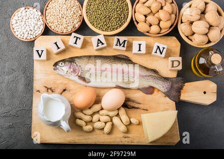 Ingredienti alimentari diversi ricchi di vitamina D. Foto Stock