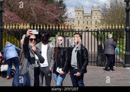 Windsor, Regno Unito, 16 aprile 2020 Castello di Windsor pieno di turisti e preparativi per il Principe Phillip, il Duca di Edimburgo funerale. Credit: JOHNNY ARMSTEAD/Alamy Live News Foto Stock